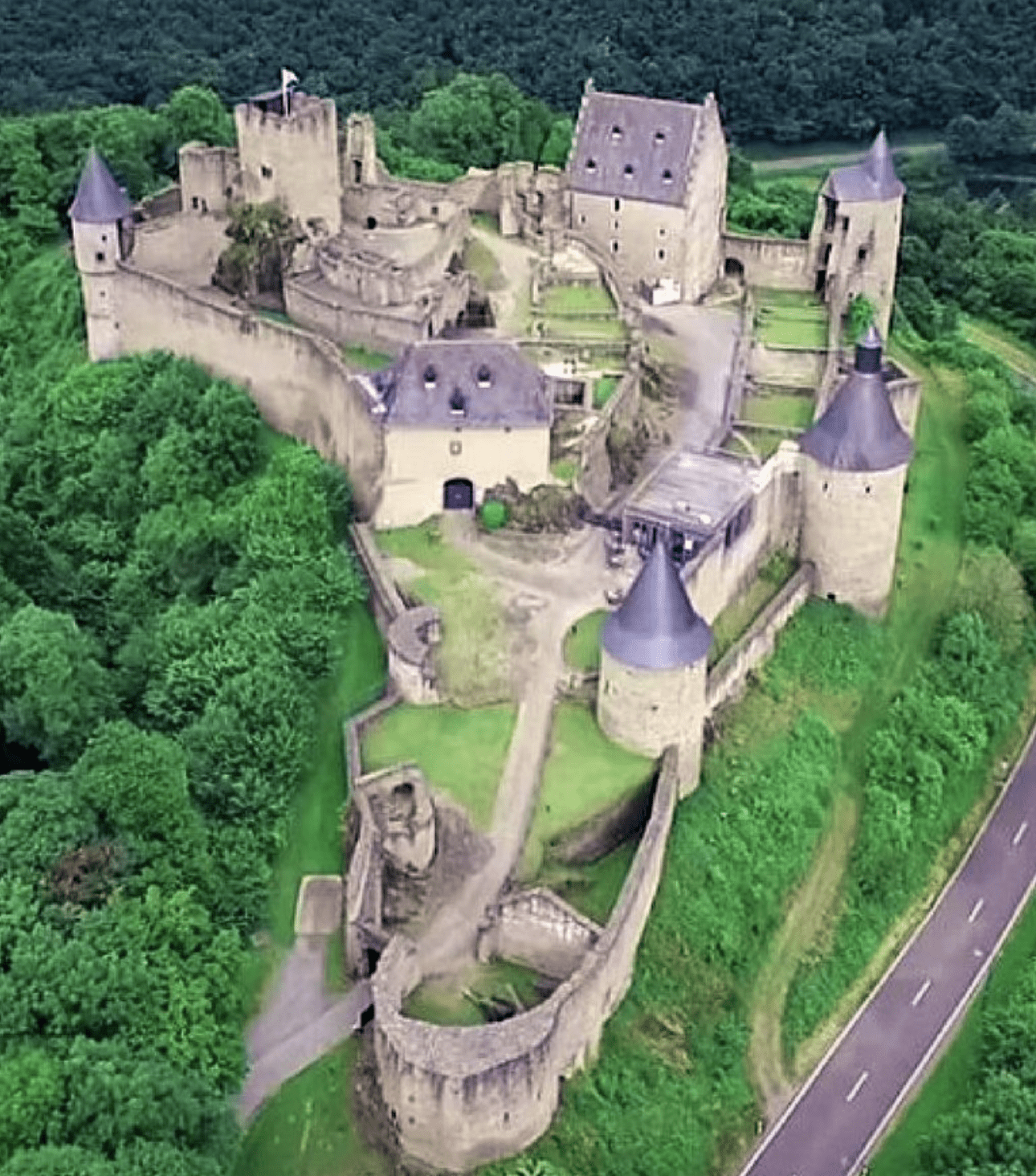 Семерки замка. Буршайд (замок, Люксембург). Замок Вианден Люксембург. Долина семи замков в Люксембурге. Замок Берг Люксембург.