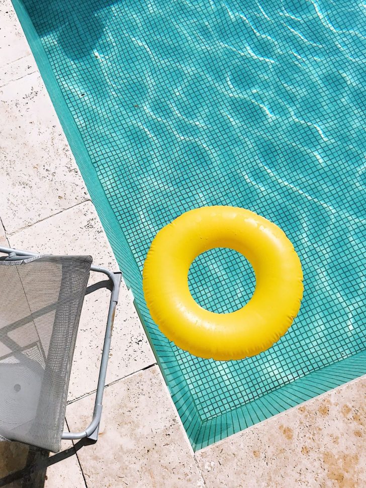 Entretien de la piscine dans une maison