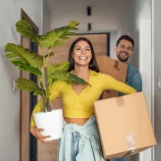 un couple déménage avec joie