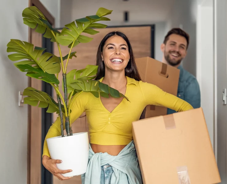 un couple déménage avec joie