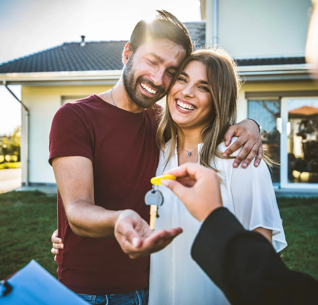 un couple achetant une maison reçoit avec bonheur les clefs du bien