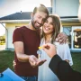 un couple achetant une maison reçoit avec bonheur les clefs du bien