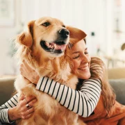une femme enlace son chien