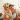 une femme enlace son chien