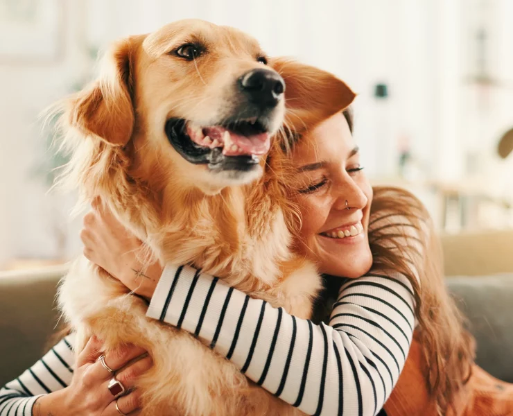 une femme enlace son chien