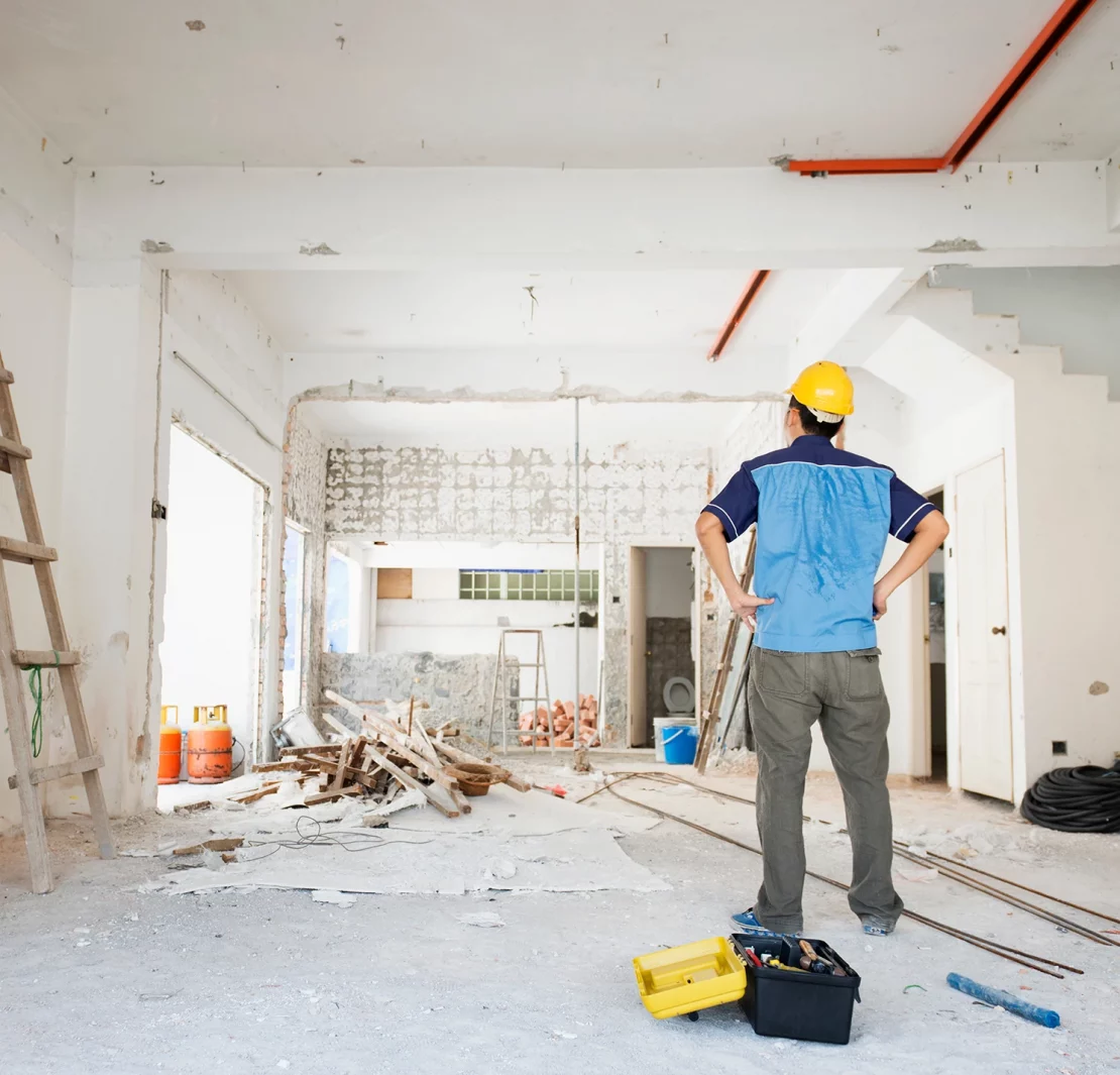 un artisan rénove une maison de ville