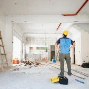 un artisan rénove une maison de ville