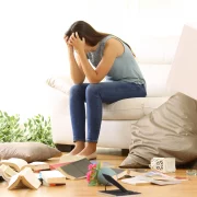 Une femme bouleversé parce que son logement a été cambriolé