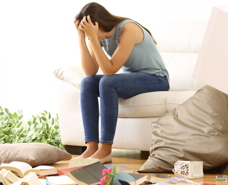 Une femme bouleversé parce que son logement a été cambriolé