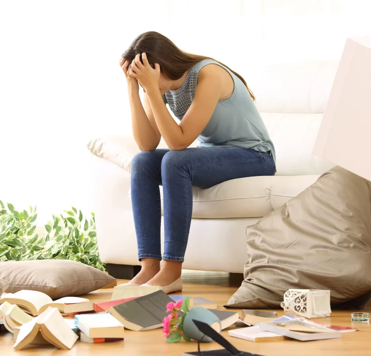 Une femme bouleversé parce que son logement a été cambriolé